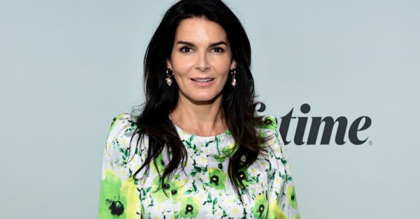 Звезда «Закона и порядка» Энджи Хармон заново открыла для себя любовь к мужчине, которого знала 35 лет.