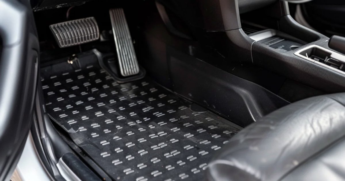 Чем опасны дешевые автомобильные коврики?