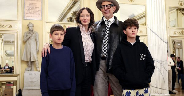 Джефф Голдблюм редко появлялся на свет вместе со своей женой и двумя маленькими сыновьями.