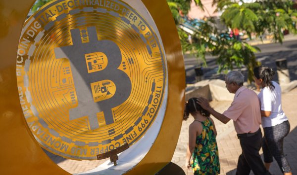 Биткоин упал до самого низкого уровня с апреля 2025 года.