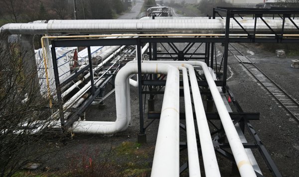 Нефть дорожает на перспективах сделки с Ираном