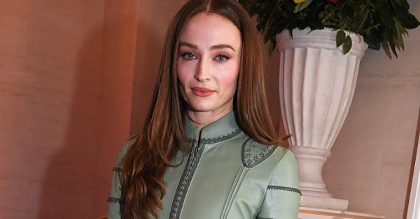 Софи Тернер в 30 лет – актриса дебютировала с новым каштановым цветом волос накануне дня рождения