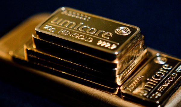 Золото дешевеет, поскольку трейдеры фиксируют прибыль после двухдневного ралли