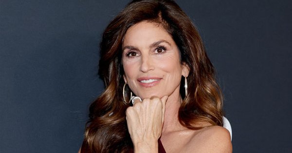 Синди Кроуфорд в 60 лет: ее утренний распорядок, низкоуглеводная диета и смузи, которое она пьет каждый день