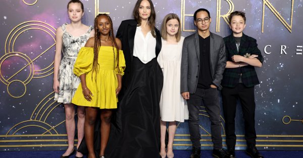 Анджелина Джоли ведет со счетом 4:0 против Брэда Питта – еще один ребенок отказался от фамилии своего отца