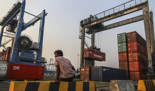 США снижают пошлины в отношении Индии, поскольку Дели уходит из России