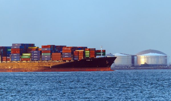 Трамп санкционировал тарифы для партнеров Ирана, не вводя их