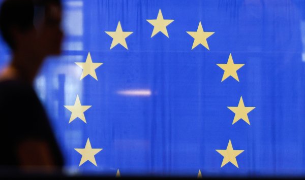 Споры с США и разногласия по поводу Украины заставили Европу двигаться по двум направлениям.