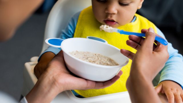 Почему ребенок отказывается от крупной еды после того, как раньше съел крупную еду?