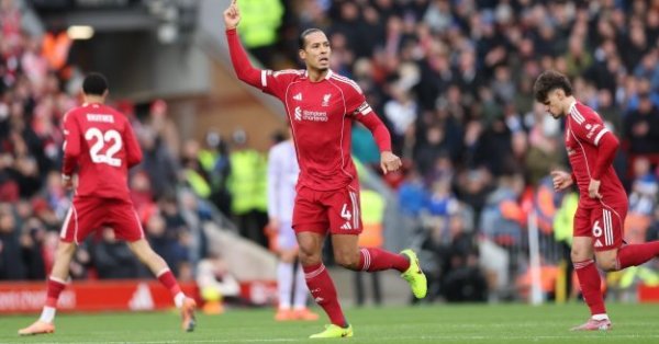 Ван Дейк разозлился и набросился на бывших звезд футбола