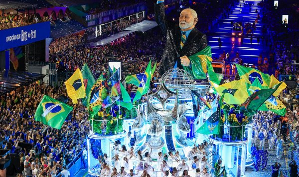 Оппозиция обвинила Лулу в использовании карнавала в Рио в политических целях