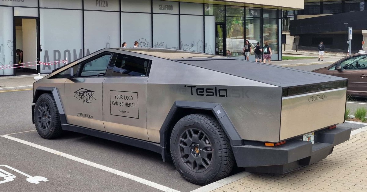 Болгарин остался без прав в Румынии из-за Tesla Cybertruck