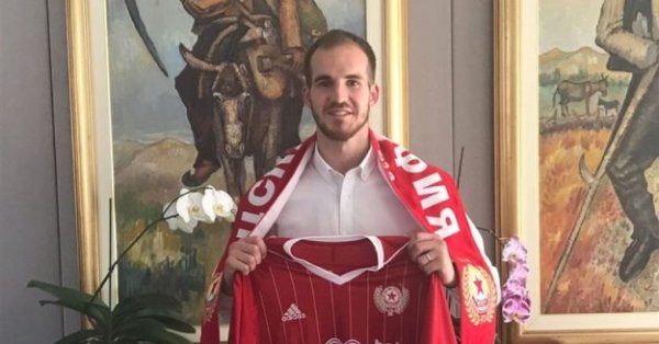 Он тер скамейку запасных в ЦСКА, а теперь организовал трансфер в большой клуб