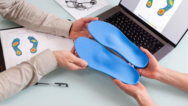 Осанка, правильный выбор обуви и действительно ли помогают ортопедические стельки?