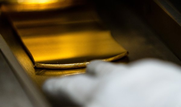 Золото стабилизируется, поскольку фокус смещается на планы ФРС по процентным ставкам