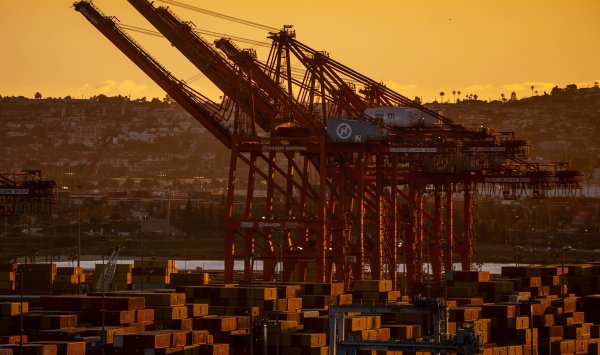 После дня размышлений Трамп повышает глобальные тарифы с 10% до 15%.