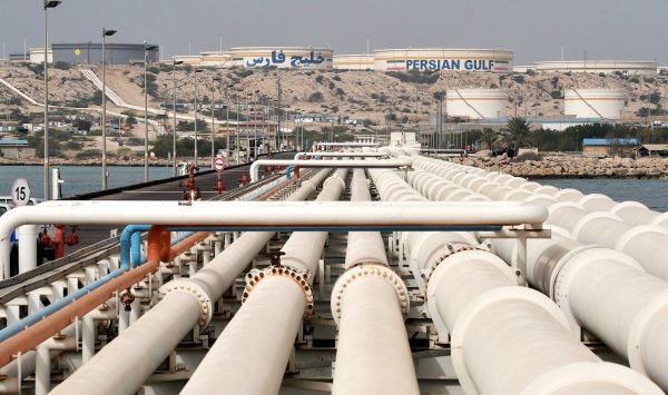 Иран лихорадочно загружает нефть в танкеры в ожидании нападения США