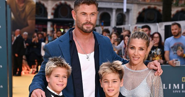 Семейный отдых Криса Хемсворта и Эльзы Патаки в горах: посмотрите впечатляющие лыжные трюки их детей