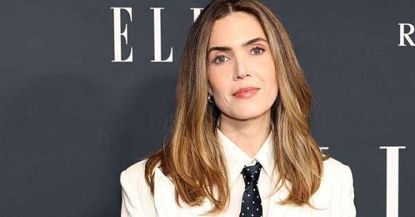 Год спустя после катастрофы: Мэнди Мур демонстрирует свой восстановленный дом, который чуть не сгорел во время лесных пожаров в Лос-Анджелесе.