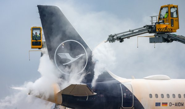 Lufthansa отменила 800 рейсов из-за забастовки пилотов и бортпроводников