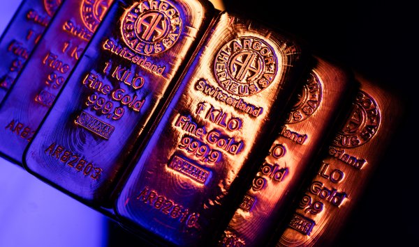 Золото возвращается выше $5000, поскольку историческое снижение соблазняет покупателей