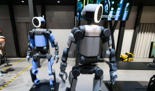 Распространение роботов противопоставляет Atlas Hyundai и Optimus Маска.