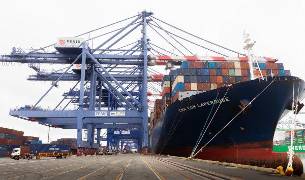 Торговый дефицит США увеличился и остается одним из крупнейших с 1960 года.