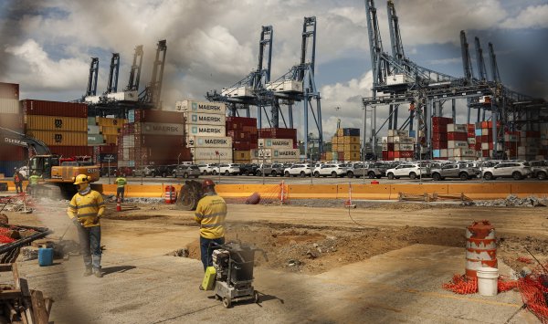 Правительство берет под свой контроль два порта на Панамском канале.