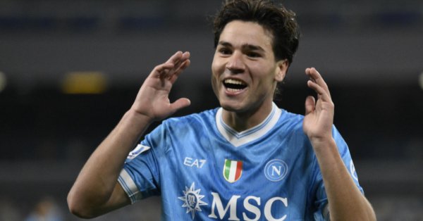 Новая звезда Наполи подписала новый контракт