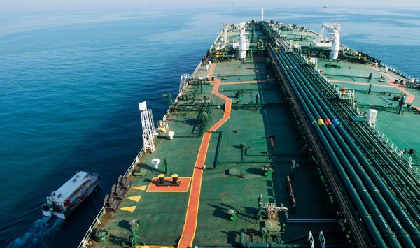 Танкеры ускоряют проход через Ормузский пролив из-за напряженности в отношениях с Ираном