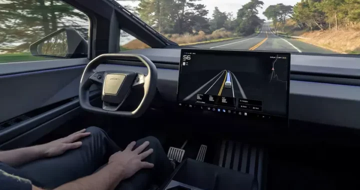 Tesla научилась вежливости: автопилот FSD теперь уступает дорогу гонщикам