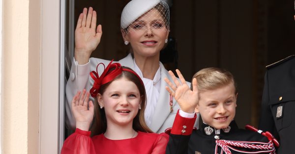 Милая семейная сказка: принцесса Шарлен элегантно выглядит со своей дочерью