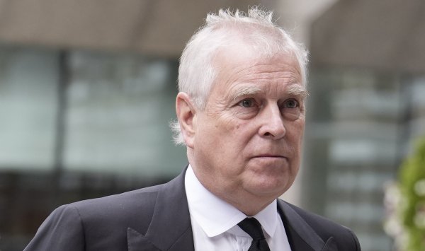 Любимый сын Елизаветы II толкает королевскую семью в глубокий кризис