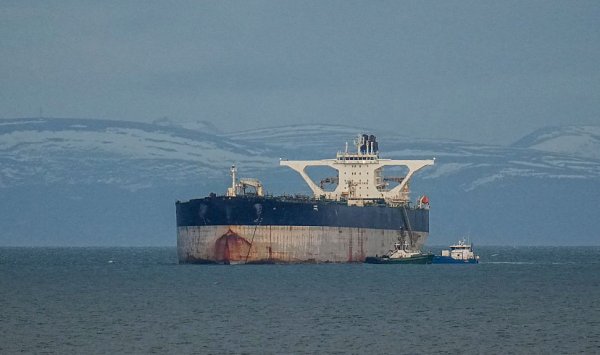 Черный рынок российской и иранской нефти тонет в избытке