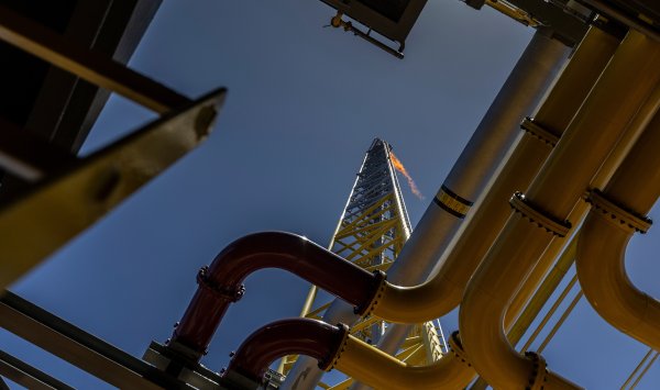 Нефть дешевеет из-за неопределенности вокруг Ирана и рисков поставок