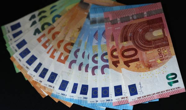 Более 75% компаний планируют повысить зарплаты, лишь 5% - уволить людей