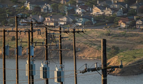 Цены на большие батареи падают и могут способствовать развитию экологически чистой энергетики