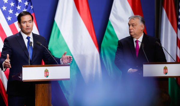 Отчаявшись переизбраться, Орбан делает ставку на страх перед войной