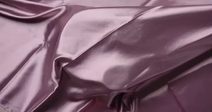 Sony что-то тизерит – розовую версию WH-1000XM6 или новую гарнитуру?