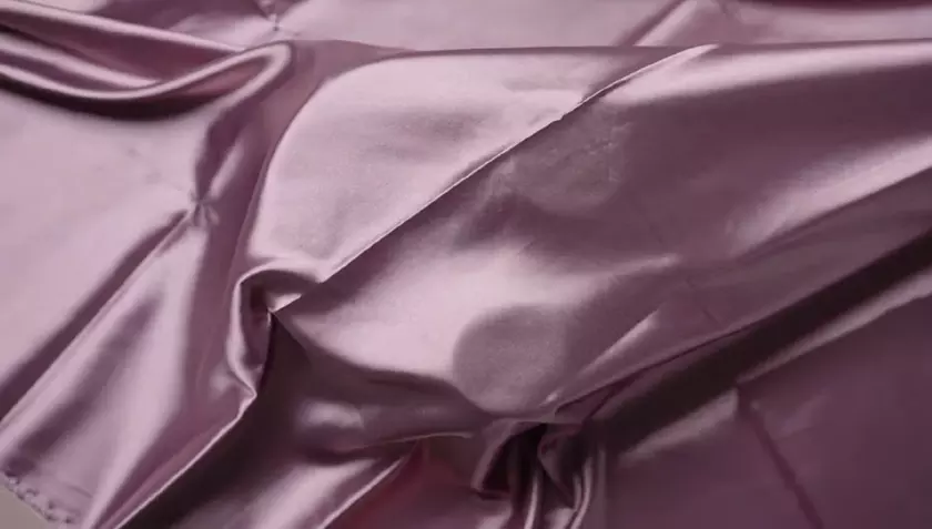 Sony что-то тизерит – розовую версию WH-1000XM6 или новую гарнитуру?