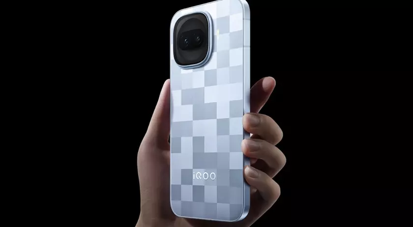 Названа дата презентации и ряд характеристик компактного субфлагмана iQOO 15R