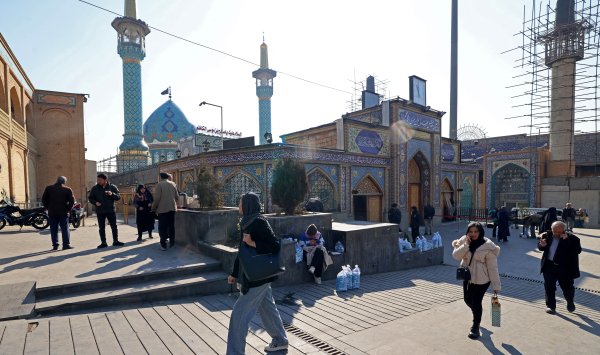 Трамп требует от Ирана заключения соглашения, поскольку ВМС США продвигаются в регион