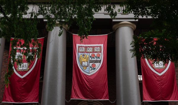 Трамп требует от Гарварда 1 миллиард долларов