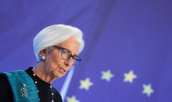 ЕЦБ сохранил процентную ставку на уровне 2%, Лагард предупредила о рисках дорогого евро
