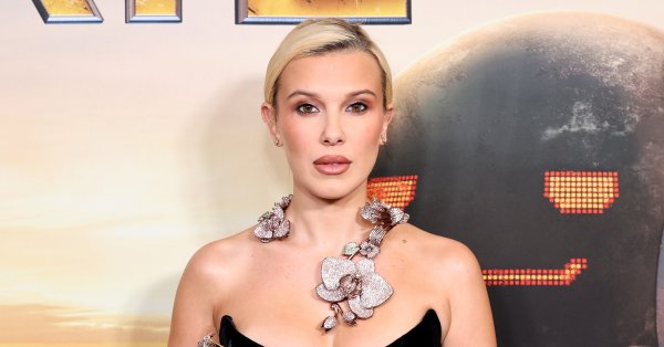 Милли Бобби Браун поделилась редким фото дочери в день ее рождения