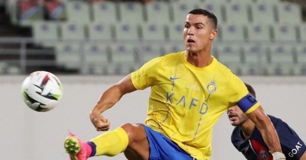 Роналду присел, завершая удар