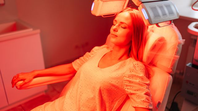 Ученые разработали шляпу с инфракрасным светом, которая замедляет выпадение волос