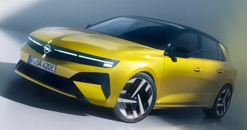 Opel начал прием заказов на обновленную Astra с запасом хода до 454 км