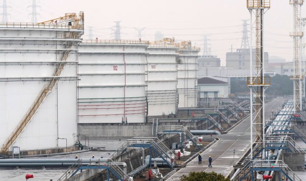 Россия использует все более крупные танкеры для перевозки все большего количества нефти в Китай.