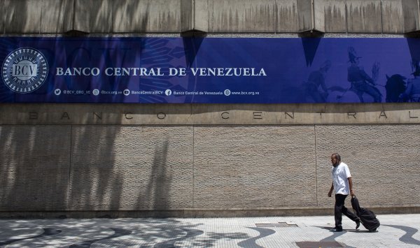 Россия и Венесуэла продают золото из-за санкций против режимов